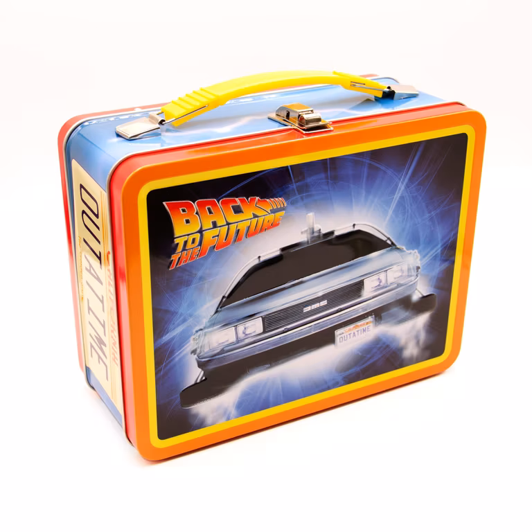 Amazon: AQUARIUS Back to the Future Gen 2 Fun Box, Lonchera de almacenamiento lata resistente cubierta frontal en relieve, producto oficial