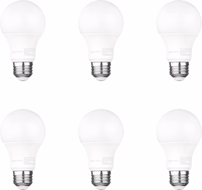 Amazon Basics - 6 Focos LED con sensor de atardecer a amanecer, 60 W, eficiencia energética 9 W, luz blanca, 2700 K, base E26, 10,000 hrs